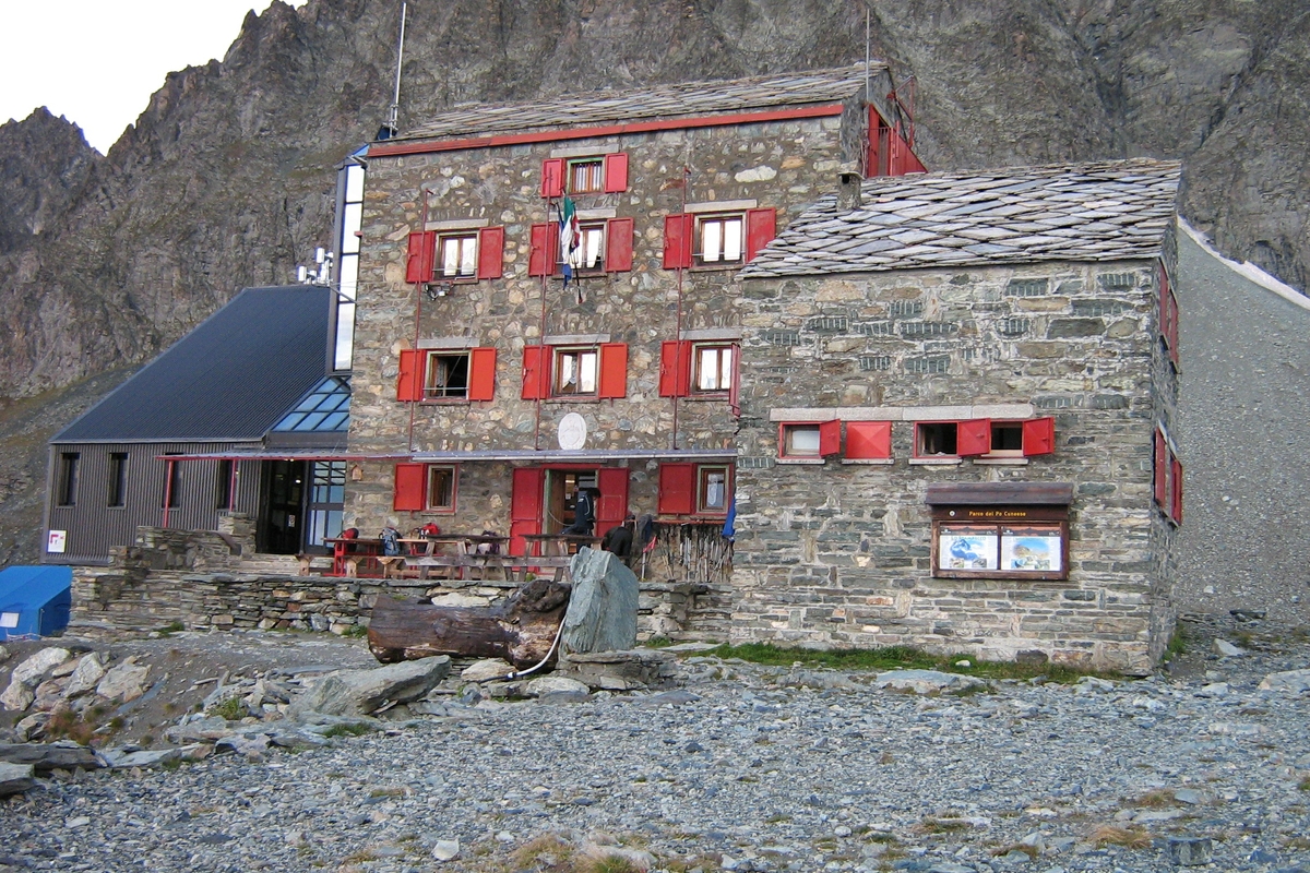la struttura del rifugio con muri in pietra e infissi rossi