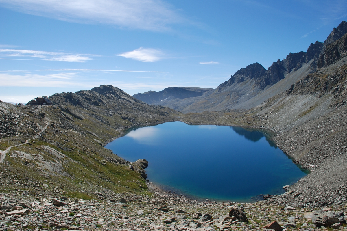 lago grande di viso con intorno la catena del Monviso, cielo azzurro