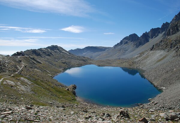 lago grande di viso con intorno la catena del Monviso, cielo azzurro