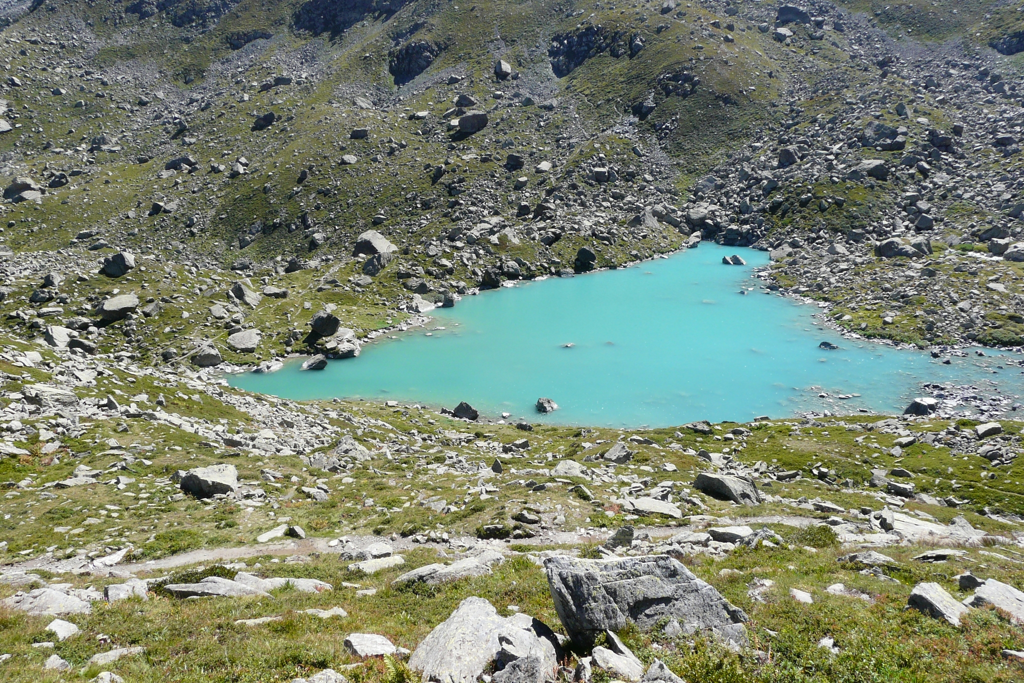 il lago chiaretto dal caratteristico colore verde lattiginoso tra le rocce e i pendii inerbiti