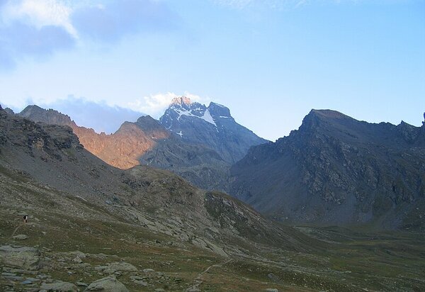 Pianoro erboso con montagne a circondarlo