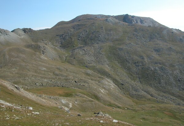 Colle montano con prati verdi