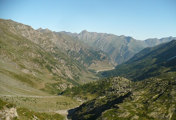 Panoramica della conca del prà, conca erbosa da cui si ergono i pendii montani