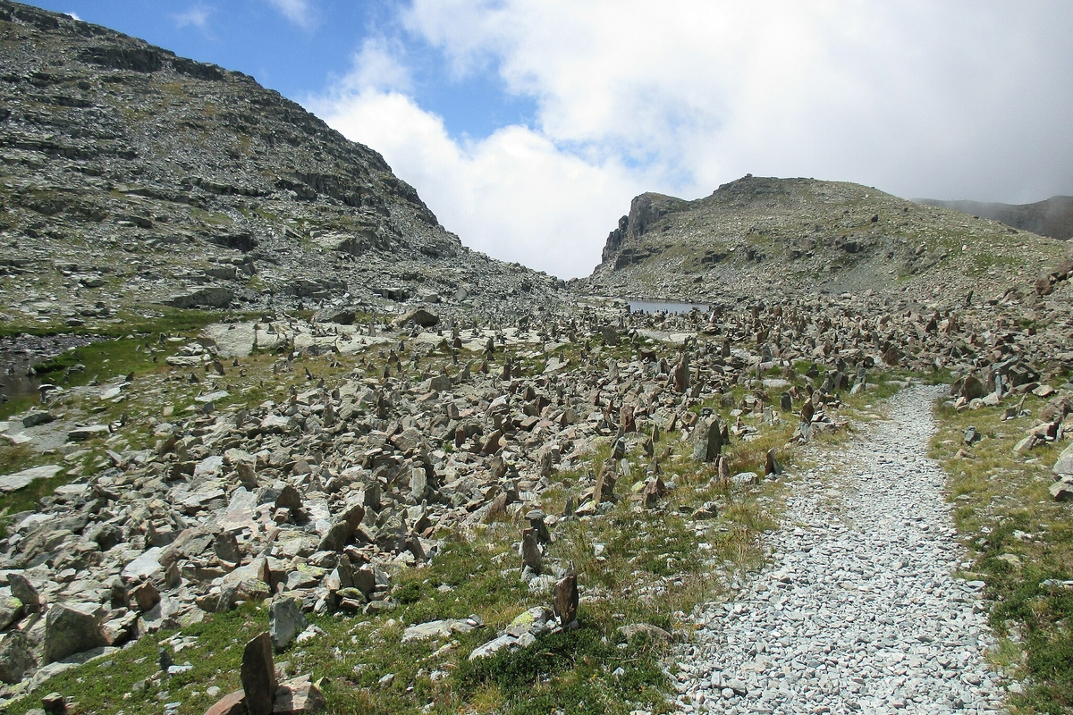 Sentiero pietroso, intorno vari massie  rocce in piedi
