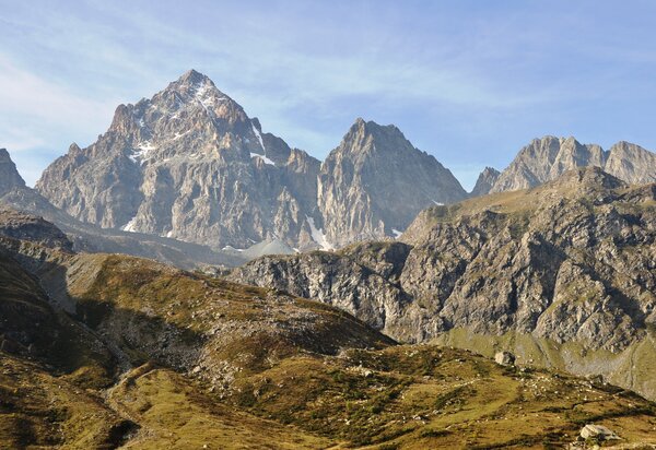 Il monviso e il visolotto con qualche spruzzata di neve, davanti pendii con prati